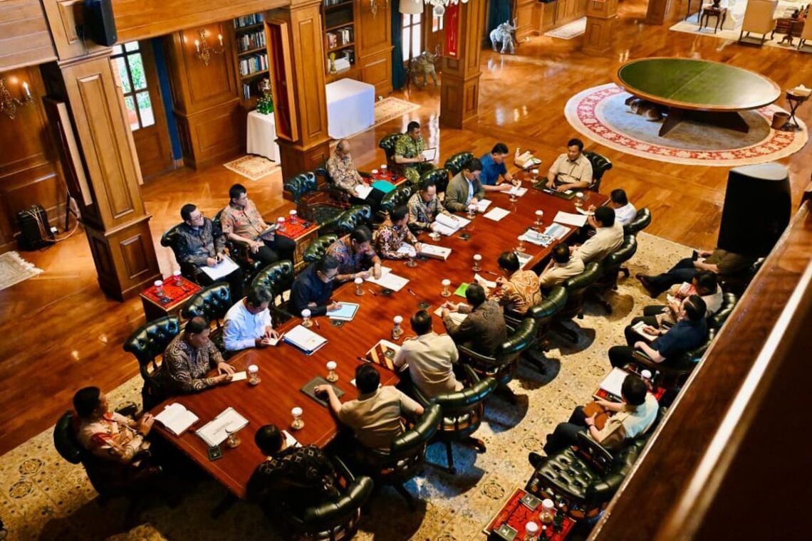 Rapat Maraton di Hambalang: Presiden Prabowo Tekankan Percepatan Huntara dan Pengerahan Alat Berat untuk Pemulihan Sumatera
