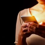 Bahaya Senyap Kebiasaan Scroll Ponsel Pagi Hari: Memicu Lonjakan Kortisol dan Stres Sepanjang Hari