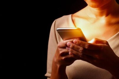 Bahaya Senyap Kebiasaan Scroll Ponsel Pagi Hari: Memicu Lonjakan Kortisol dan Stres Sepanjang Hari