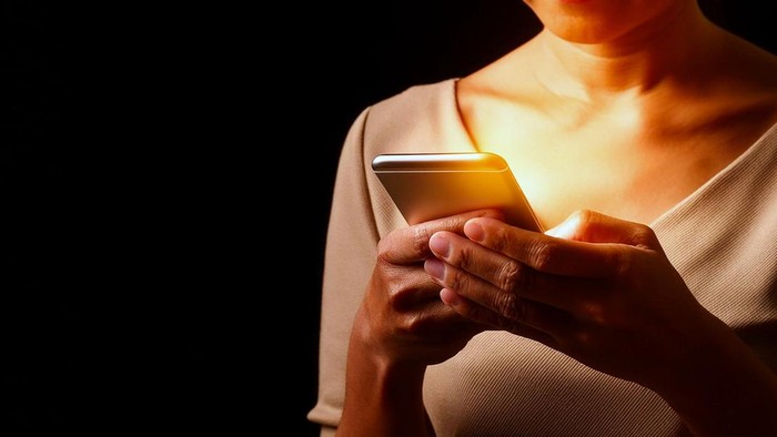 Bahaya Senyap Kebiasaan Scroll Ponsel Pagi Hari: Memicu Lonjakan Kortisol dan Stres Sepanjang Hari